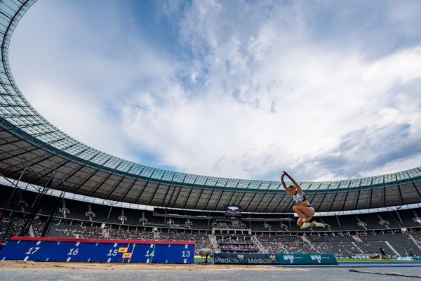 Mara Haeusler (1. LAV Rostock) im Dreisprung waehrend der deutschen Leichtathletik-Meisterschaften im Olympiastadion am 25.06.2022 in Berlin